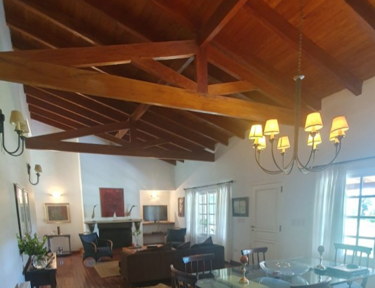 Casa en Venta con Gran Parque de 2 Hectareas Forestadas. Lugar Exclusivo