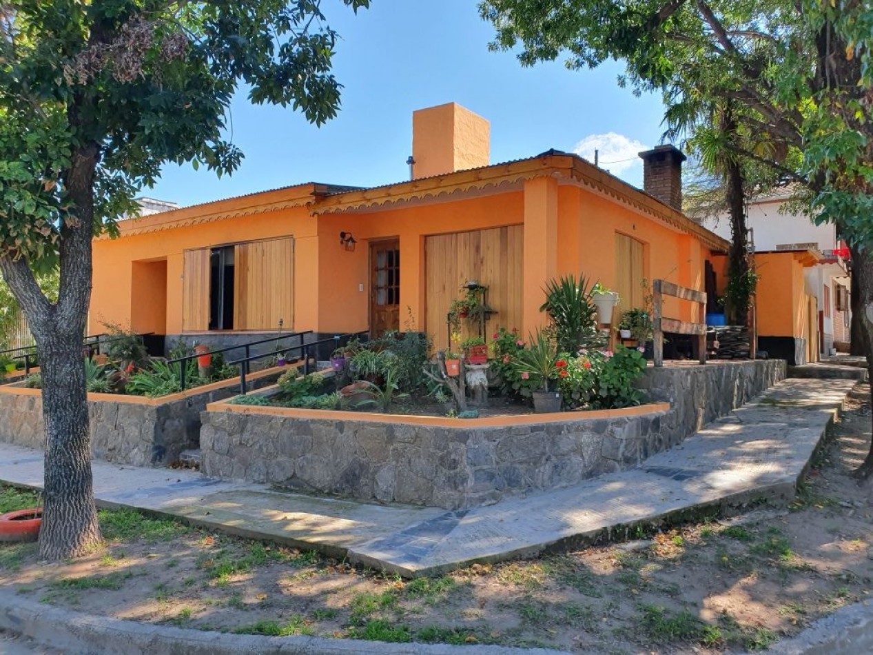Casa Venta con Departamento Anexo De Dos Dormitorios Santa Rosa De Calamuchita Excelente Ubicacion Gas Natural Agua Luz Escritura 